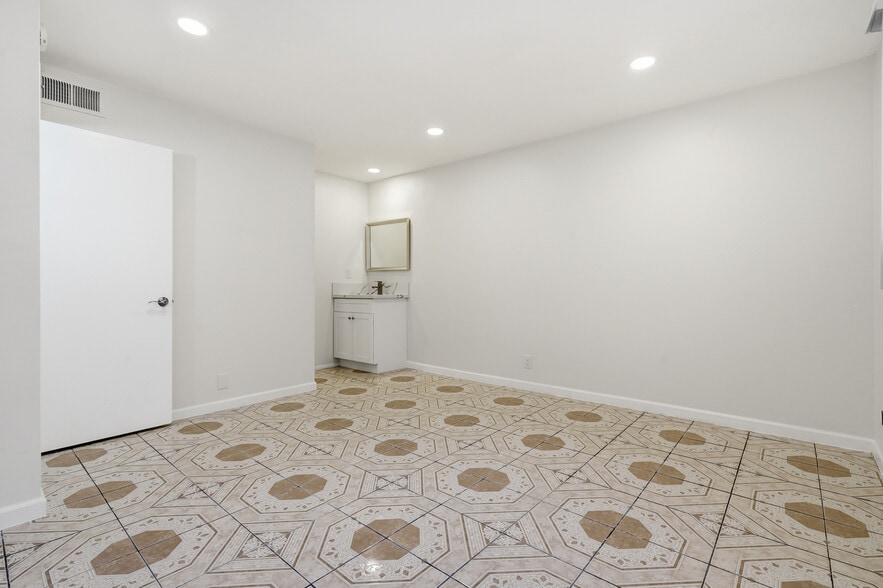 Building Photo - 7924 Woodman Ave