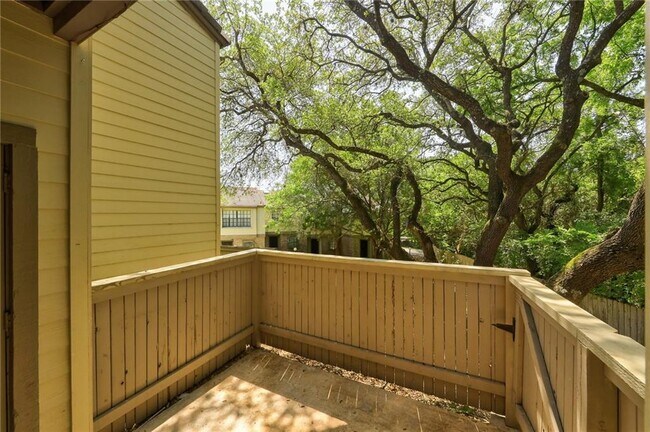 Building Photo - 1938 Holly Hill Dr