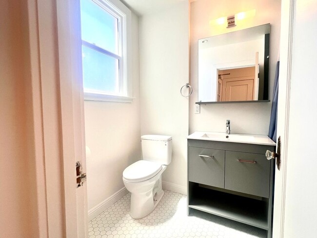 Building Photo - Fully Renovated Bright Corner Apartment wi...