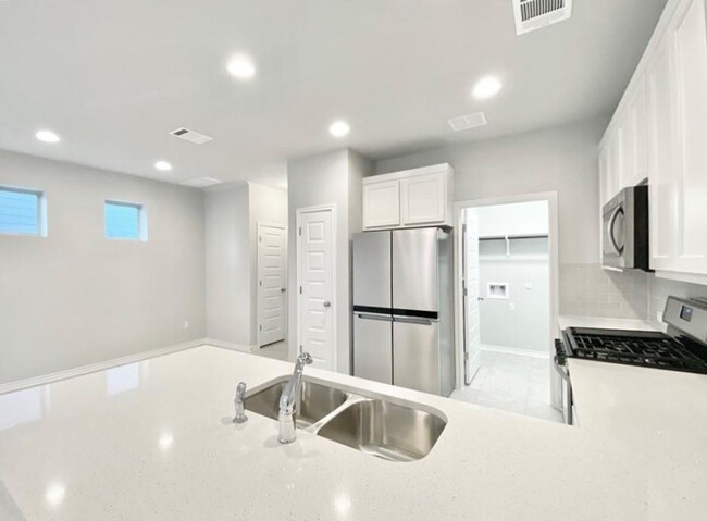 Building Photo - 1720 Fountain Bridge Dr