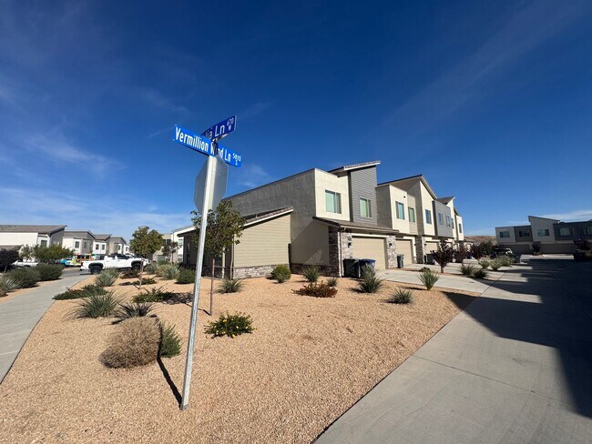 Building Photo - Desert Color Townhome!