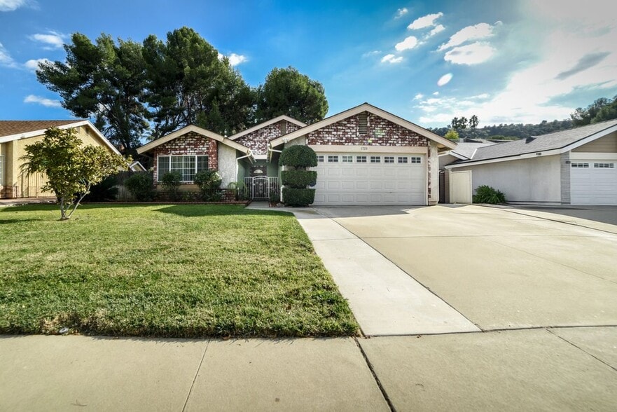 Primary Photo - 1728 W Phillips Dr