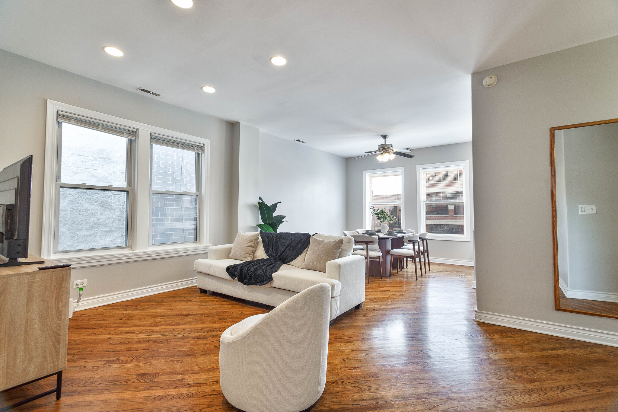 Building Photo - 3047 N Clybourn Ave