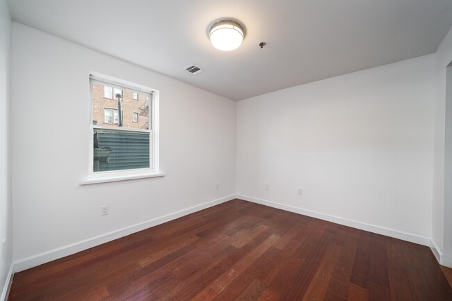 Building Photo - 413-415 9th St