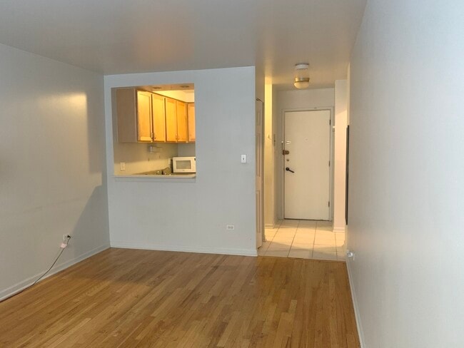 Building Photo - 510 W Fullerton Pkwy