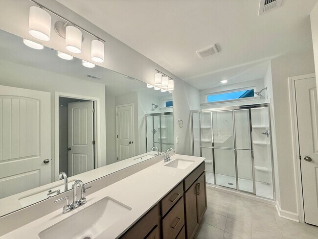 Building Photo - 443 White Oak Gdn Wy