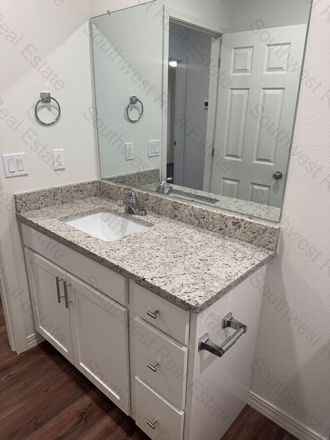 Building Photo - New Spacious 2 bedroom 2 bath Duplex.