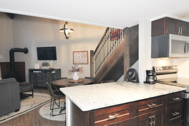 Building Photo - 3 bedroom condo in Wildernest available June 1st!