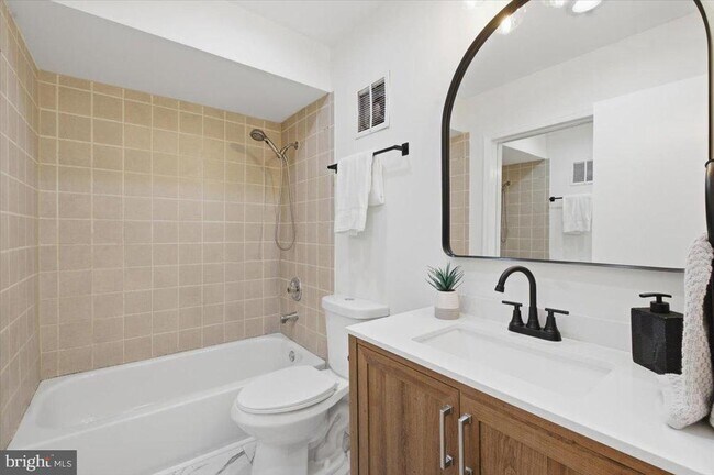 Building Photo - 8141 Kingsway Ct