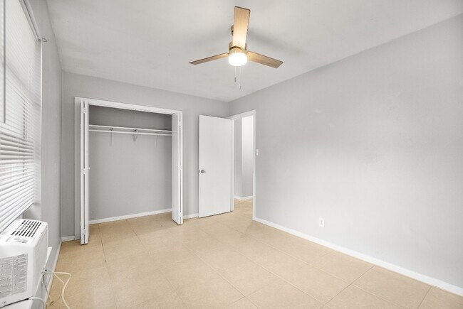 Building Photo - 5605 1/2 Jim Hogg Ave-