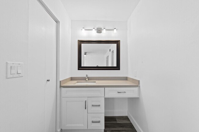 Building Photo - 822 Crystal Lake Dr