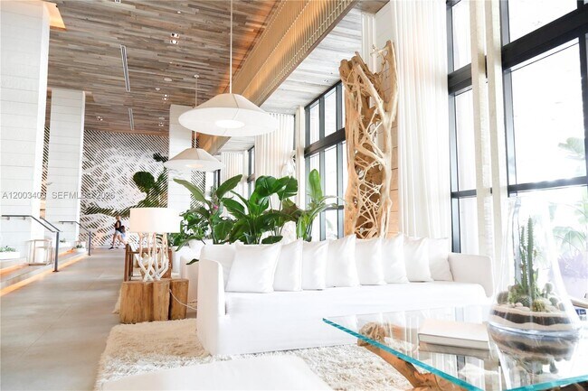 Building Photo - 2301 Collins Ave