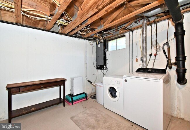 Building Photo - 2489 Hillendale Dr