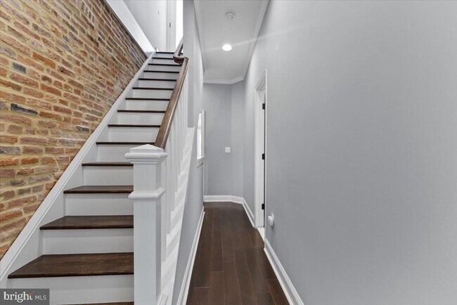 Building Photo - 616 Hyson St