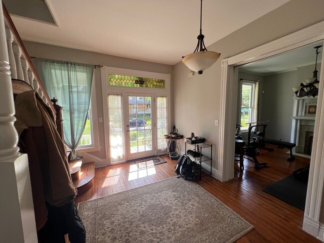 Building Photo - Gorgeous 3 bdrm/2.5 bath newly renovated h...