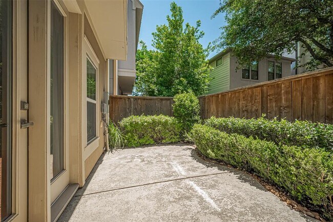 Building Photo - 11007 Acorn Falls Dr