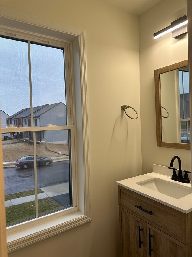 Building Photo - Beautiful Townhouse Available in York