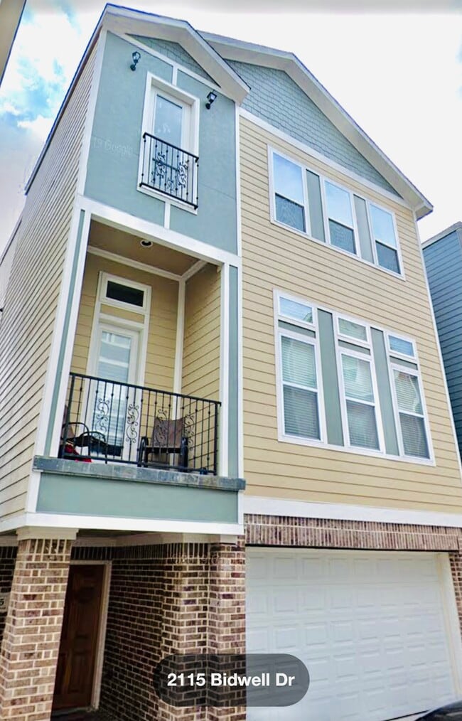 Building Photo - 2115 Bidwell Dr