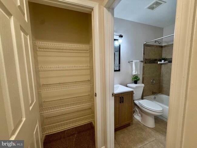 Building Photo - 8868 Goose Landing Cir