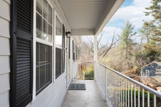 Building Photo - Spacious 5BR House in Asheville