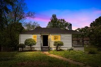 Building Photo - Beautifully Renovated 4 Bedroom 2 Bath Hom...