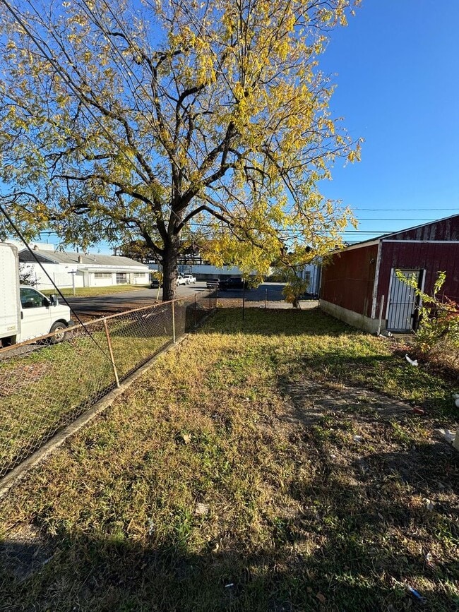 Building Photo - 1001 W 7th St