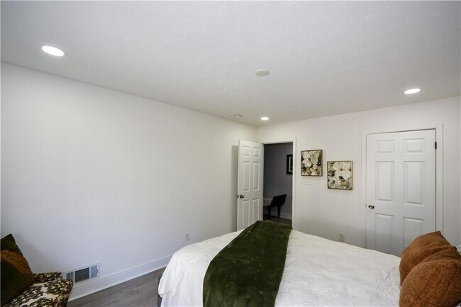 Building Photo - 643 Navarre Dr