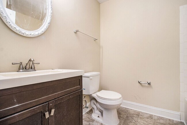 Building Photo - 4 Bedroom 2.5 Bath Home