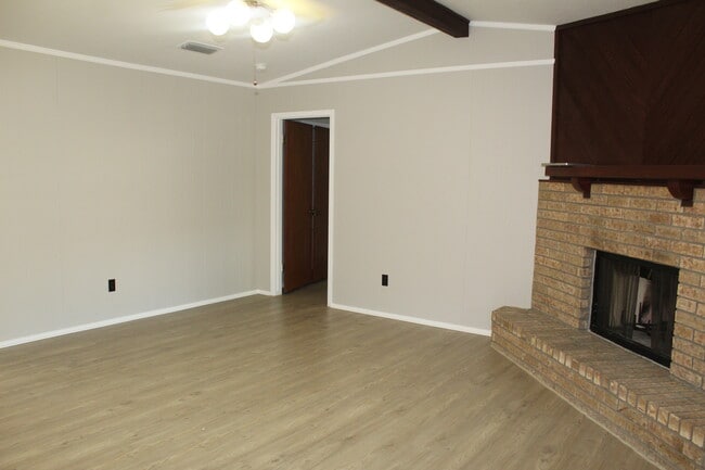 Building Photo - 1414 N Live Oak St