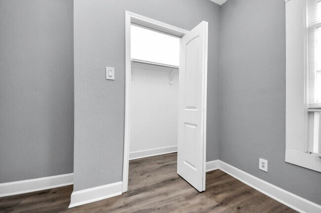 Building Photo - 2502 Saltus St