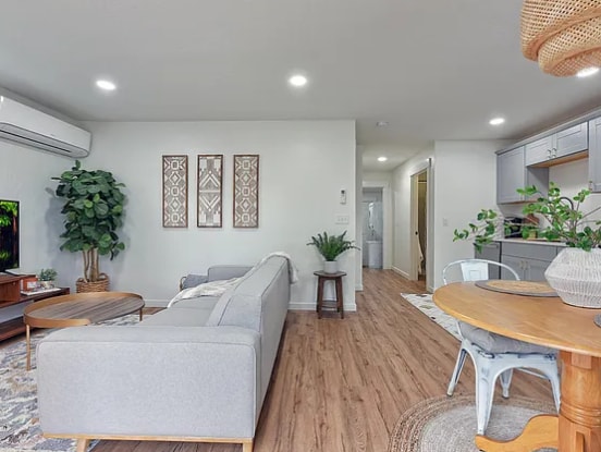 Building Photo - 610 Plum St