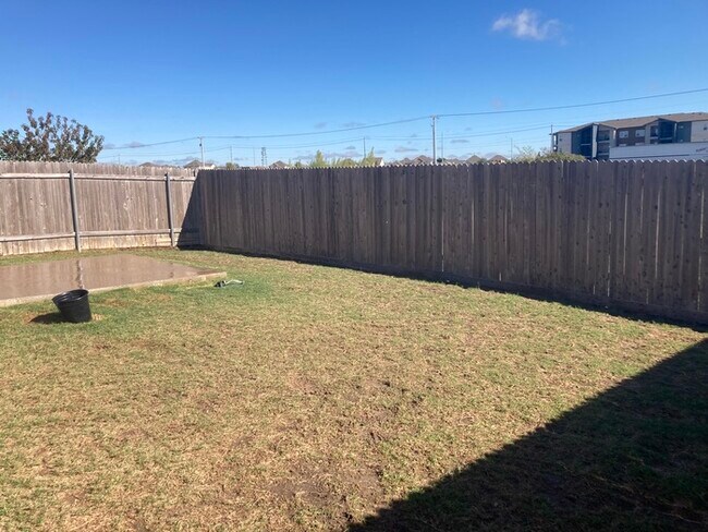 Building Photo - !! 50% OFF on 1st Month's Rent when you mo...