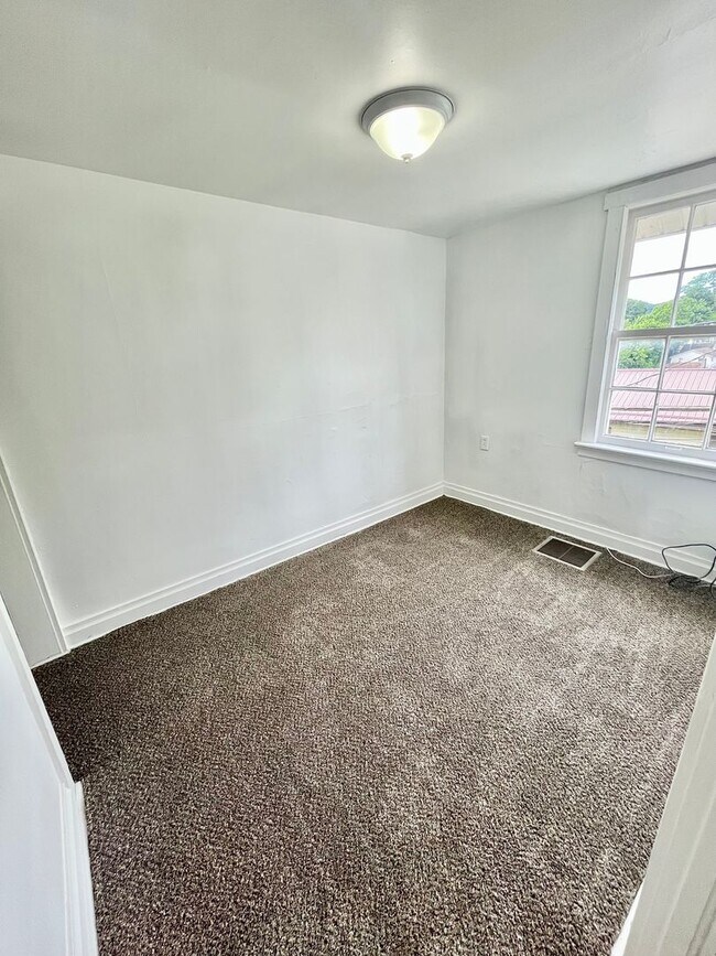 Building Photo - 2 Bedroom Single-Family Home in Bellefonte – Available August 1