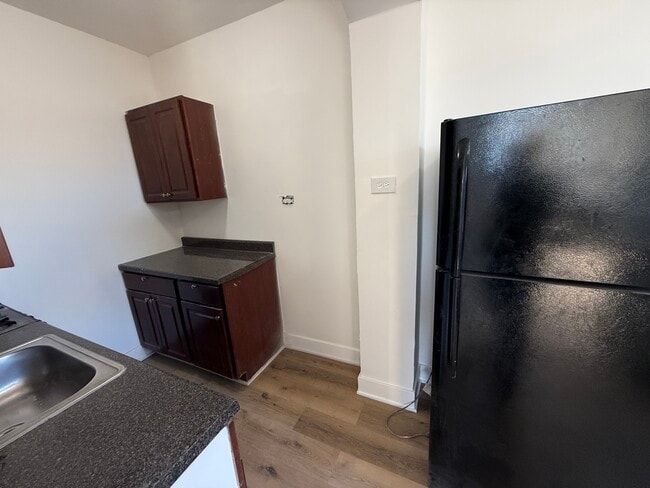 Building Photo - 6930 N Greenview Ave