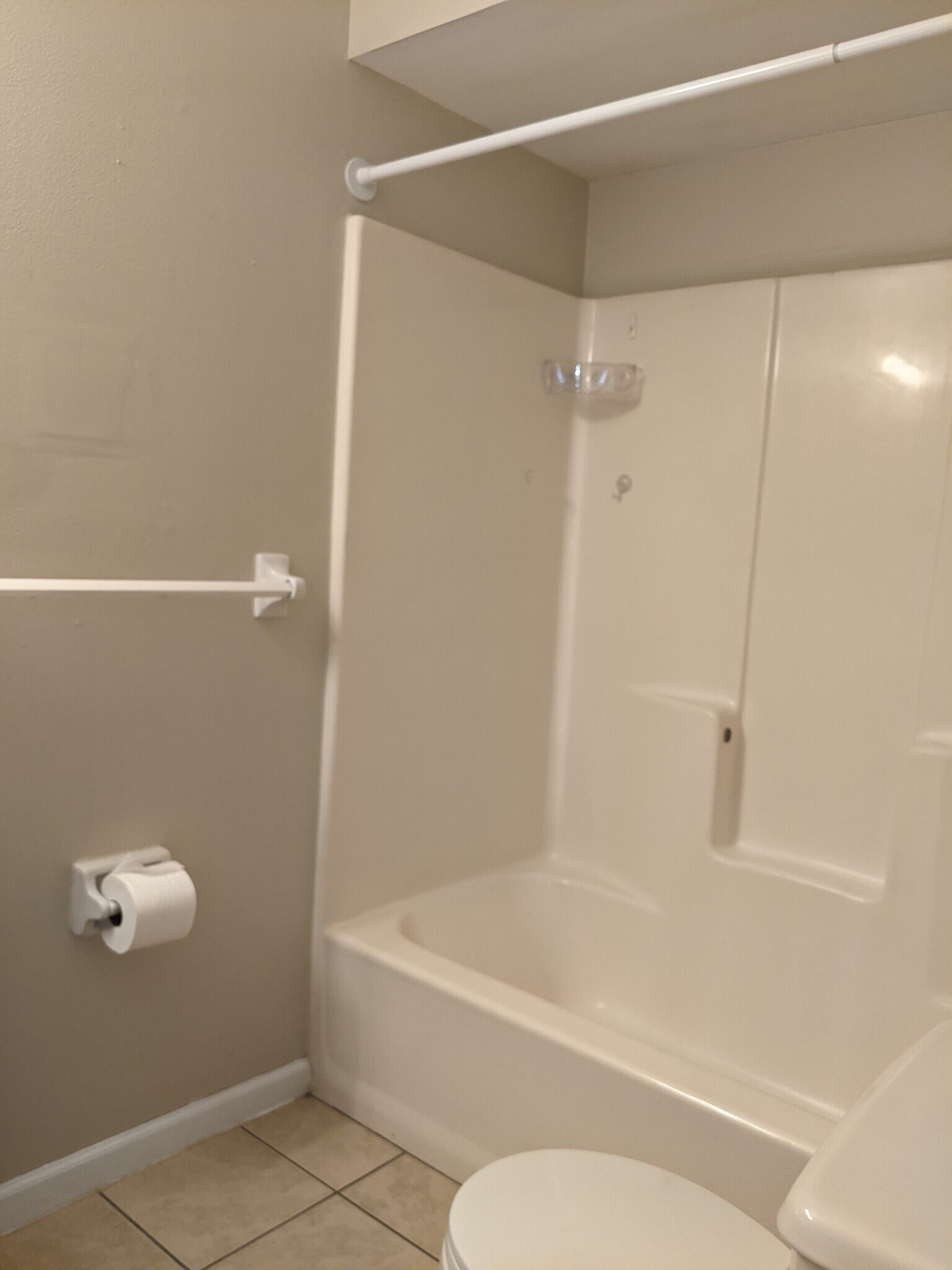Full Bath - 2231 Ascot Ct