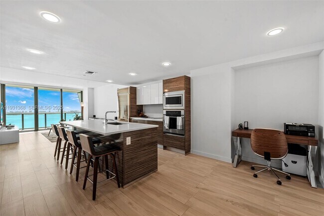 Building Photo - 460 NE 28th St