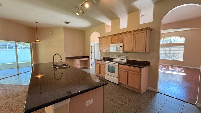 Building Photo - 10 Zebrawood Ct