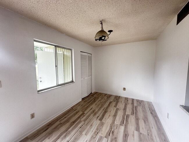 Building Photo - 593 Fairways Cir