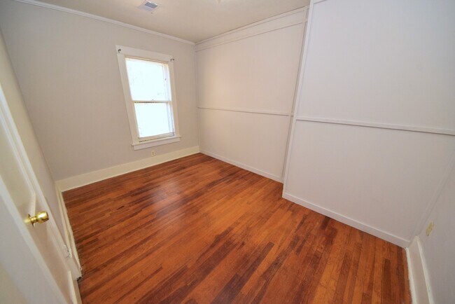 Building Photo - 3 bed, 1 bath near UOM
