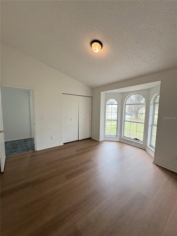 Building Photo - 28 Oak Run