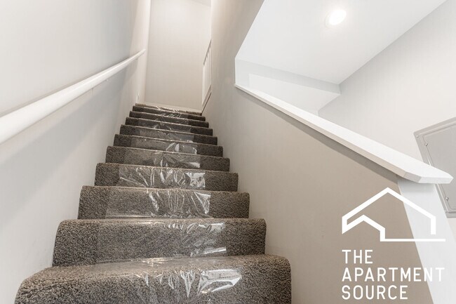 Building Photo - 926 W 32nd Pl