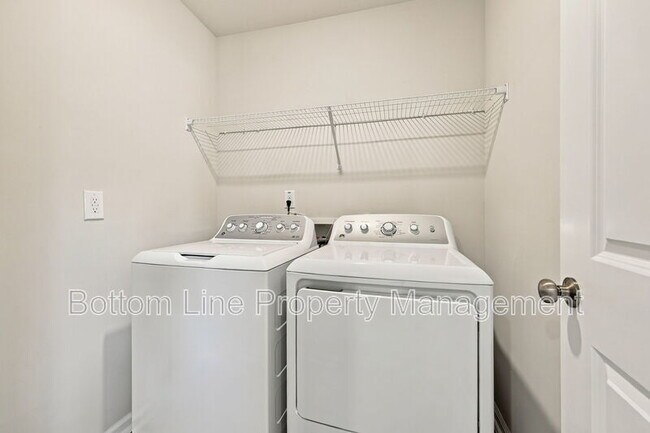 Building Photo - 5811 Woodlawn Dr