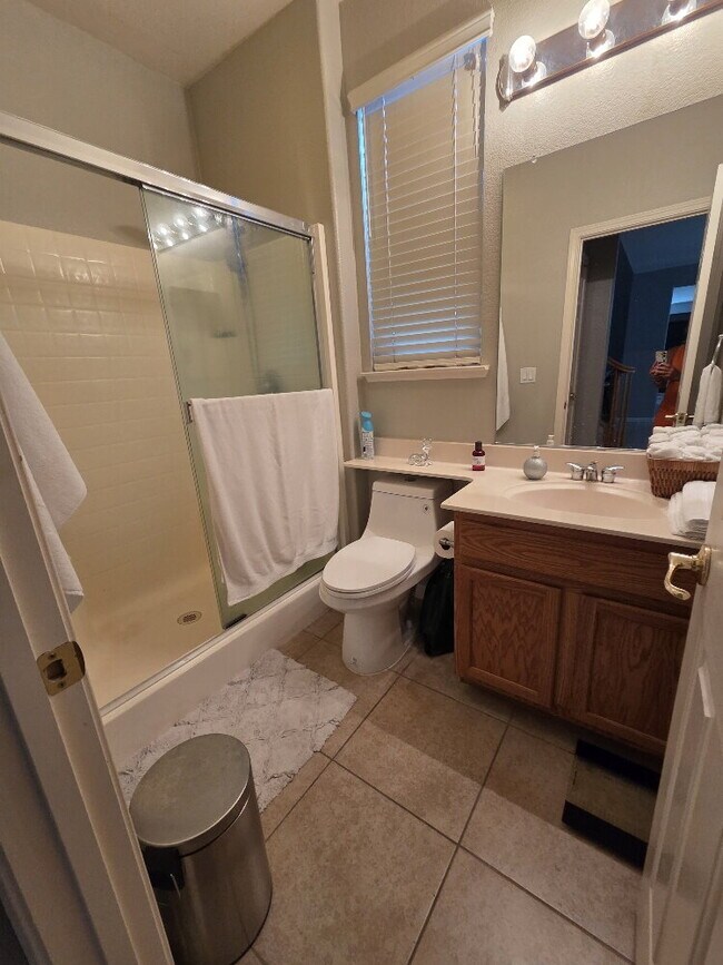 Building Photo - "Spacious 5-Bed home with 4 Baths Home for Rent!