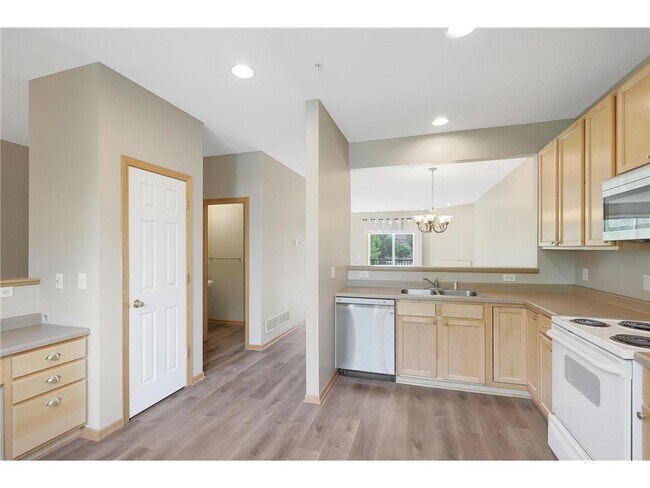 Building Photo - 15564 Lilac Dr
