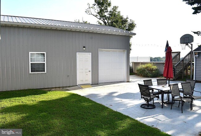 Building Photo - 6911 Old Beach Rd