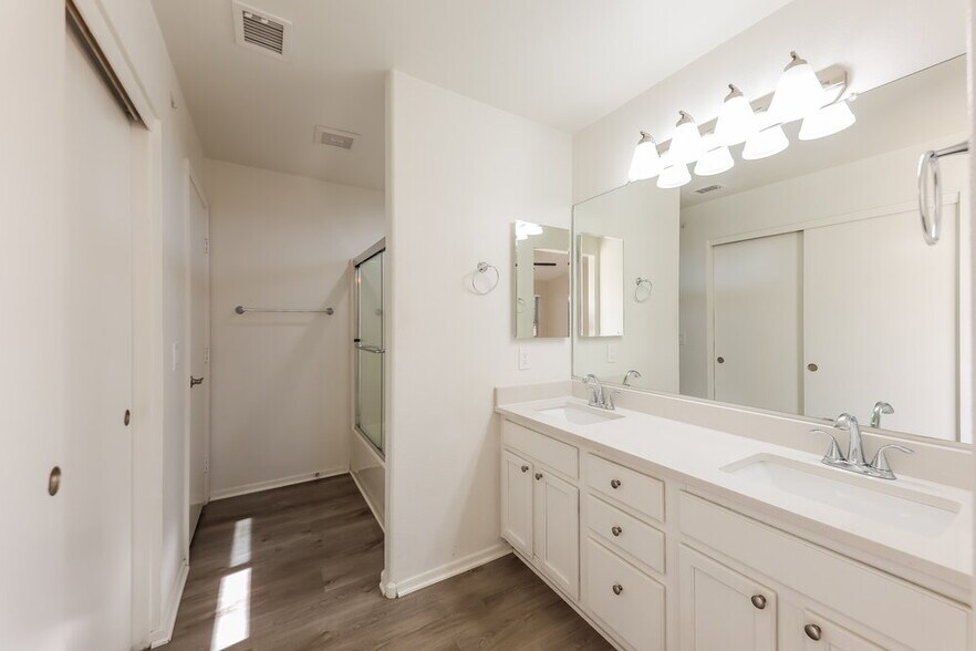 Building Photo - 5203 W Kristal Way