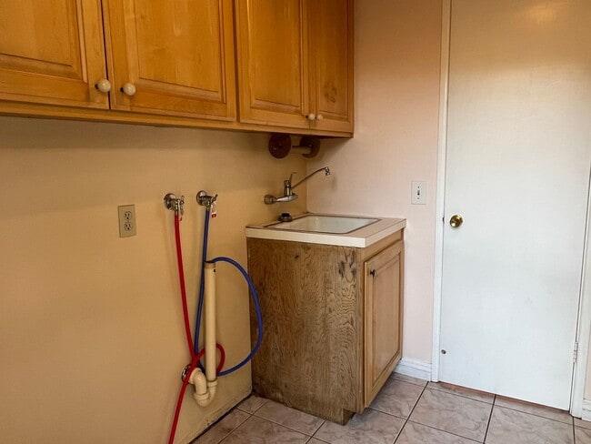 Building Photo - 3-bedroom 2-bathroom House for Rent in Riverside
