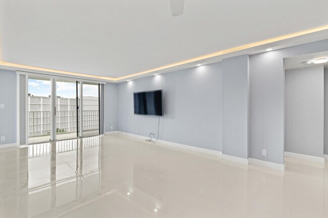Building Photo - 3580 S Ocean Blvd