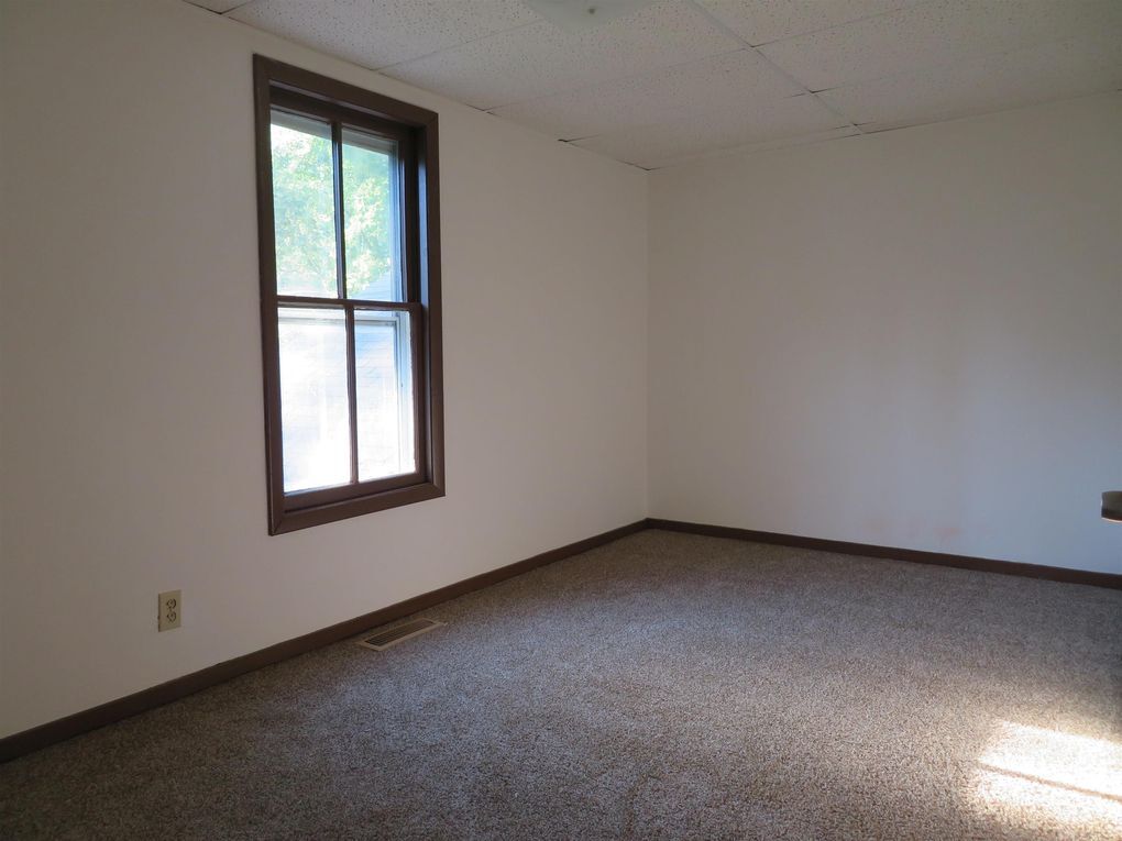 Building Photo - 323 Plumb St