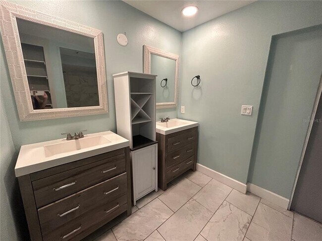 Building Photo - 3143 Fiesta Dr